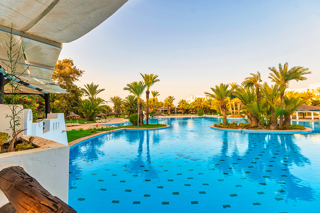 Djerba vs Nador depuis Paris et Rome : Le Comparatif définitif pour Voyager pas Cher 2025