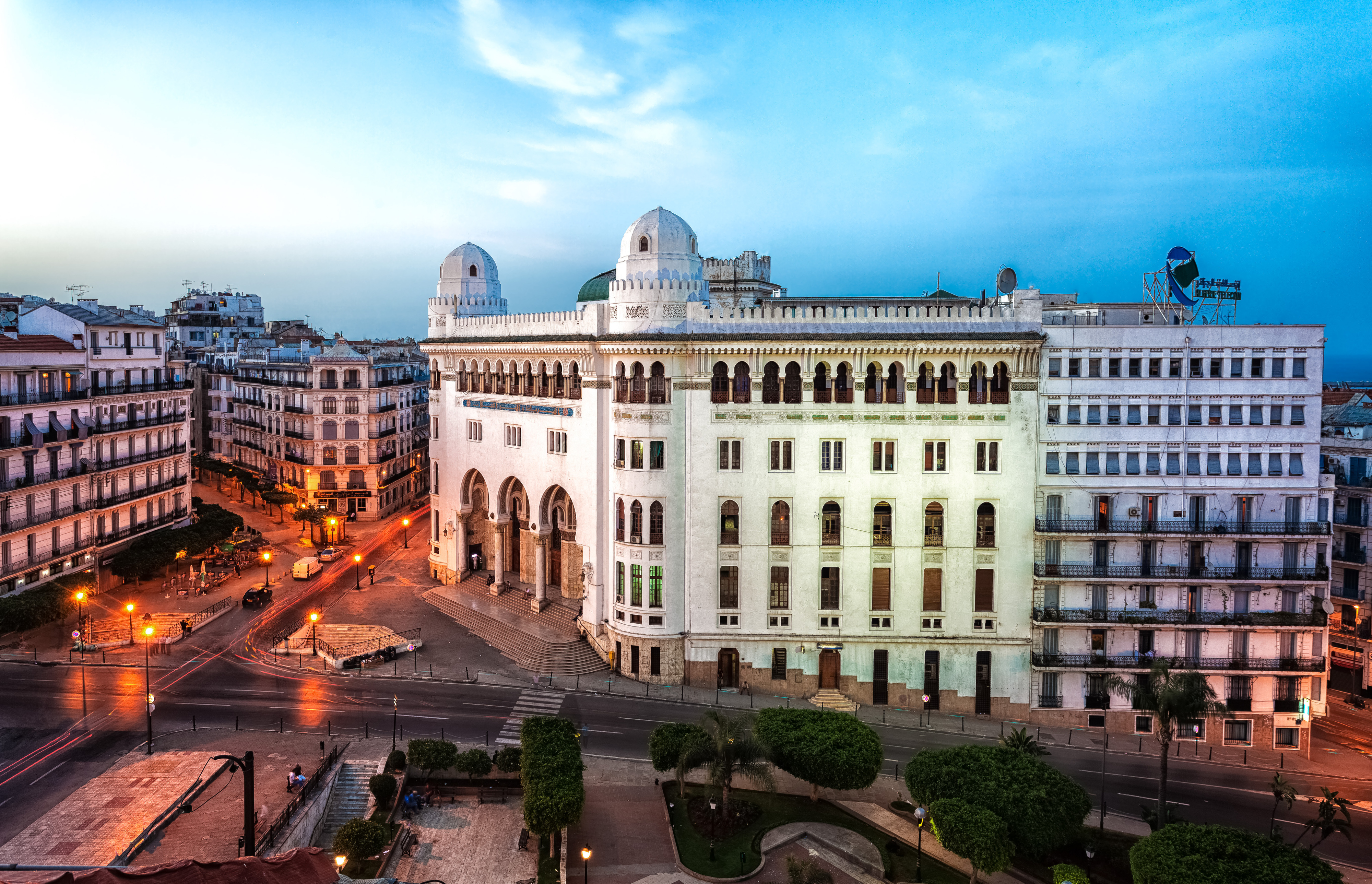 Alger : La Grande Poste et le Boulevard Didouche Mourad, cœur de la ville